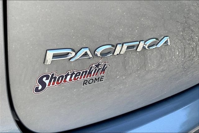 Used 2020 Chrysler Pacifica Touring-L w/ Tire & Wheel Group FWD image 26
