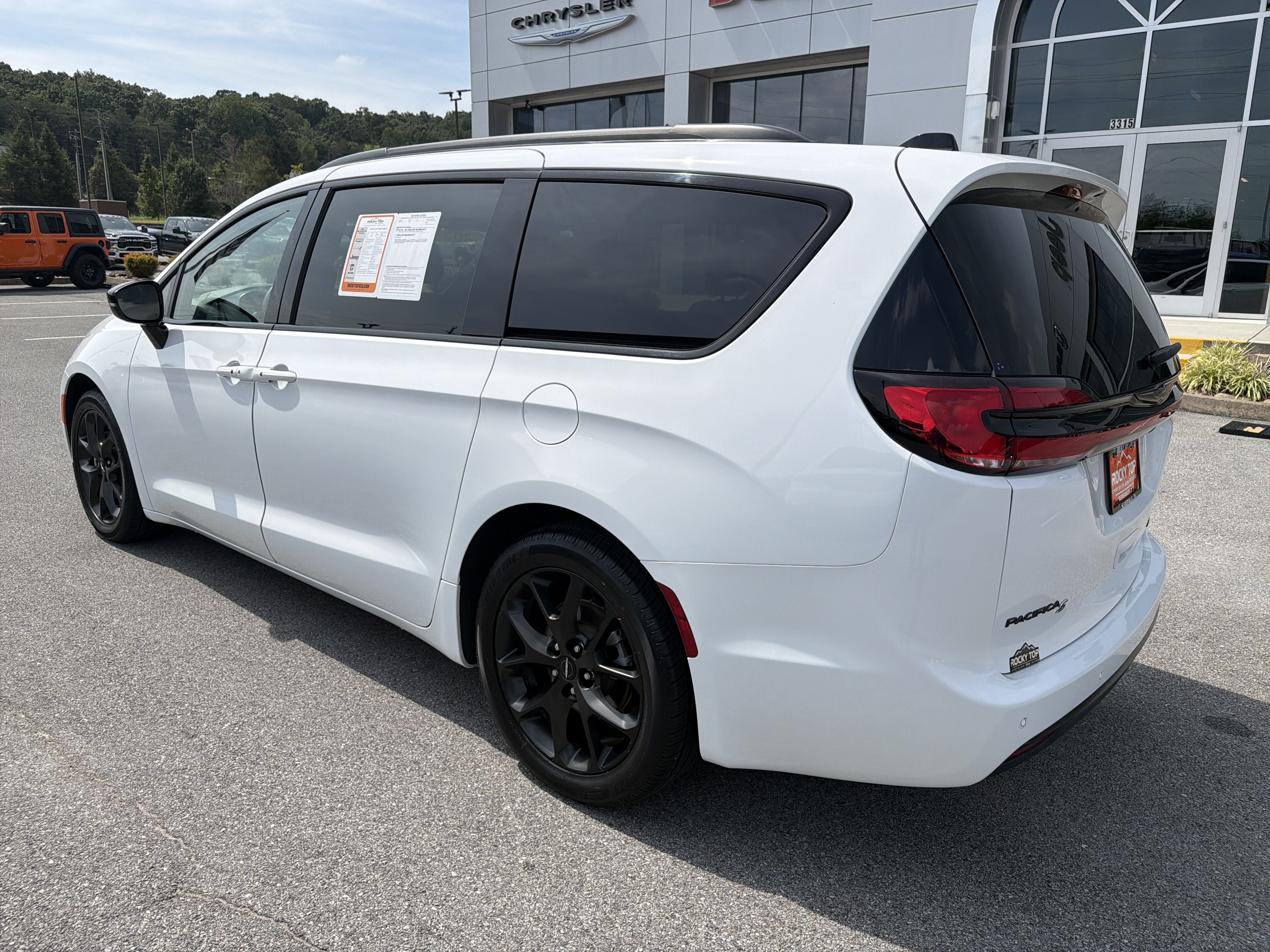 Used 2025 Chrysler Pacifica Limited FWD image 10