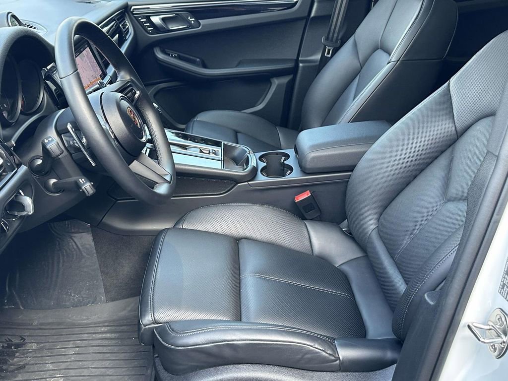 Certified 2025 Porsche Macan image 17