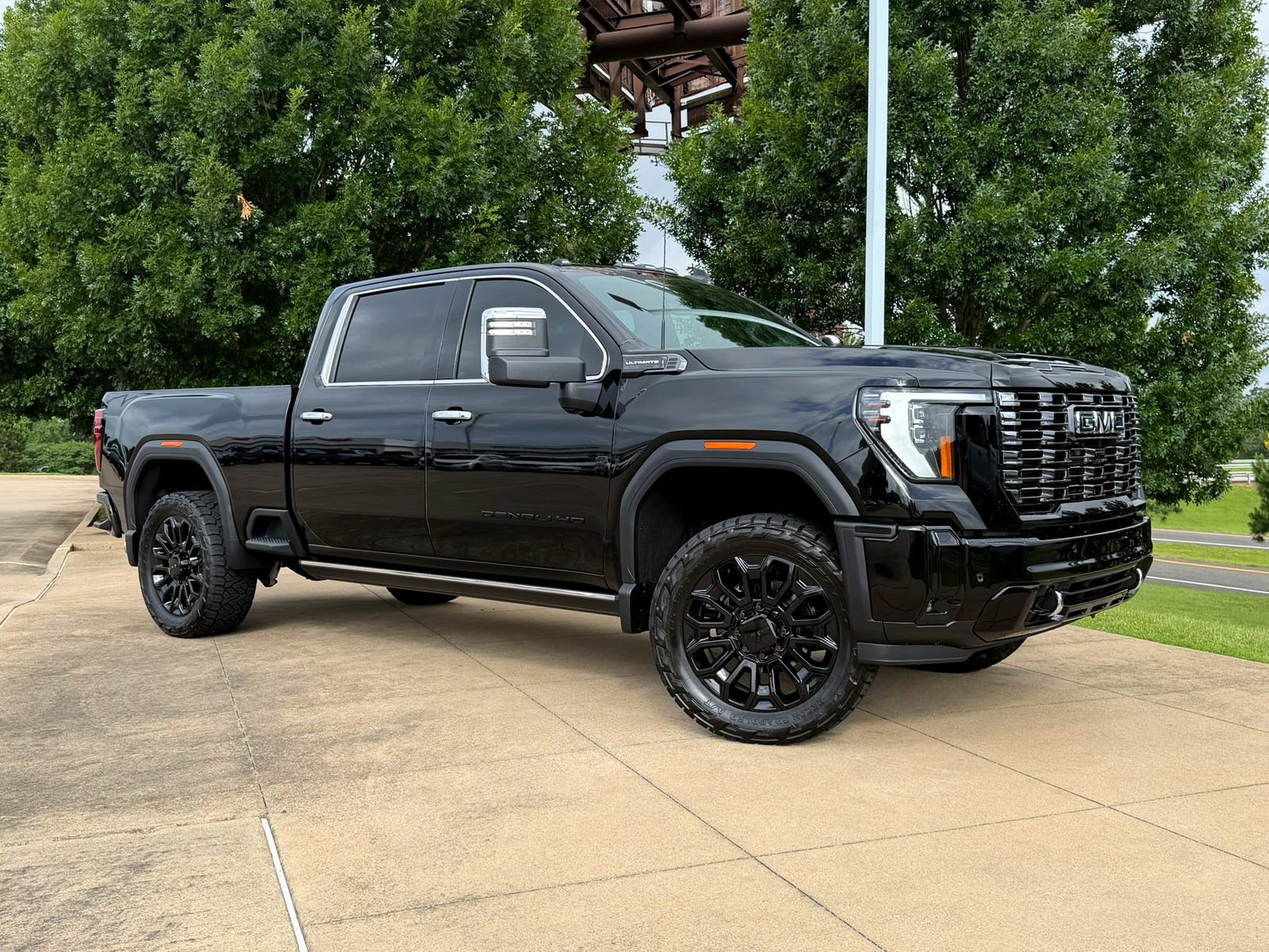 Used 2026 GMC Sierra 2500 Denali Ultimate w/ LPO, Black Badging Package AWD/4WD image 1