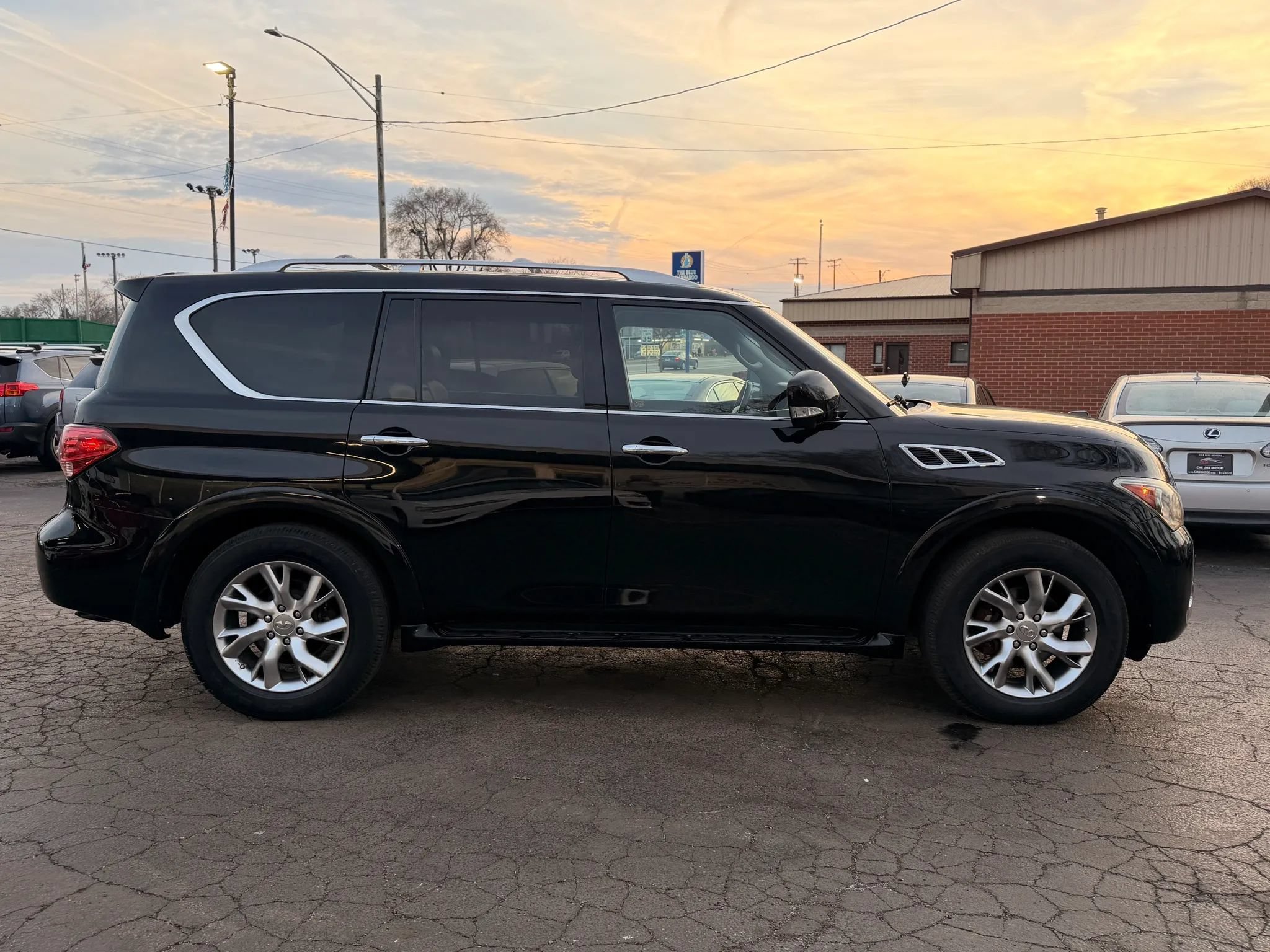 Used 2011 INFINITI QX56 4WD w/ Theater Pkg image 18