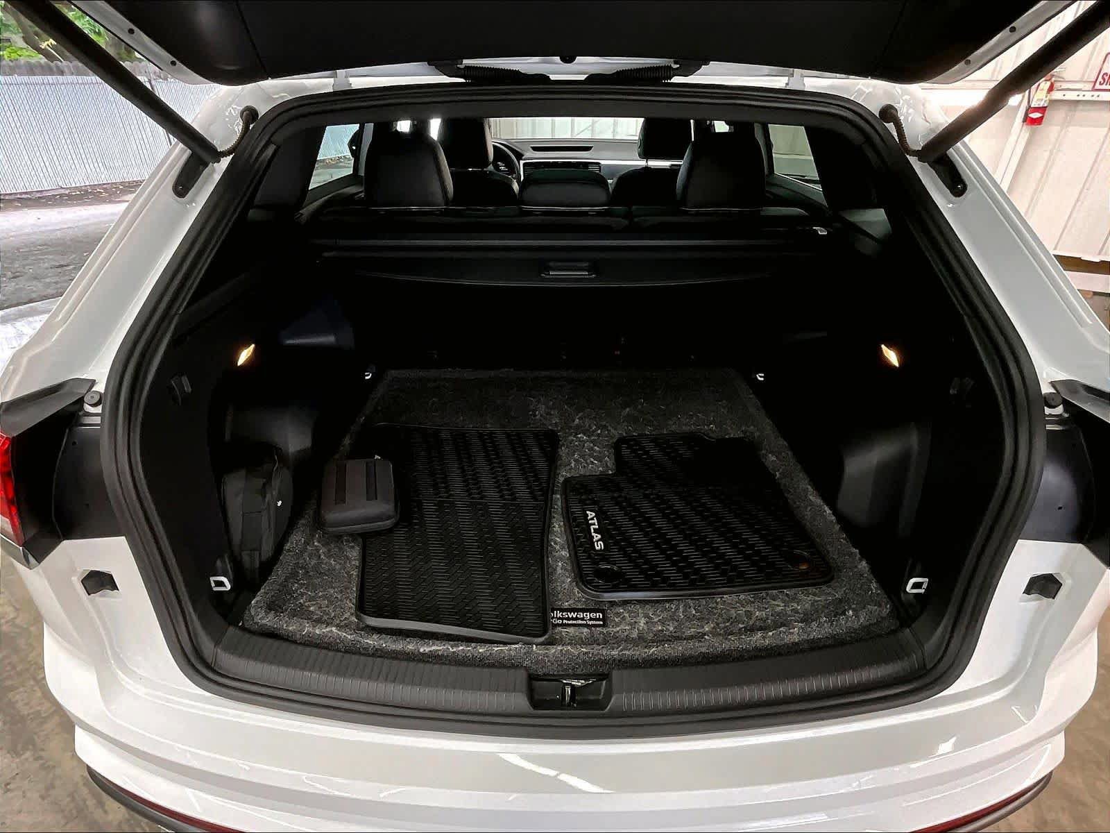 Used 2022 Volkswagen Atlas Cross Sport SE FWD image 31