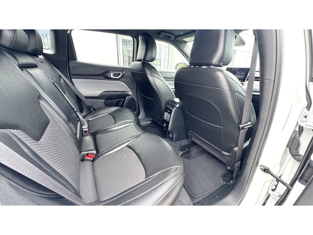 Used 2024 Jeep Compass Latitude AWD/4WD image 11