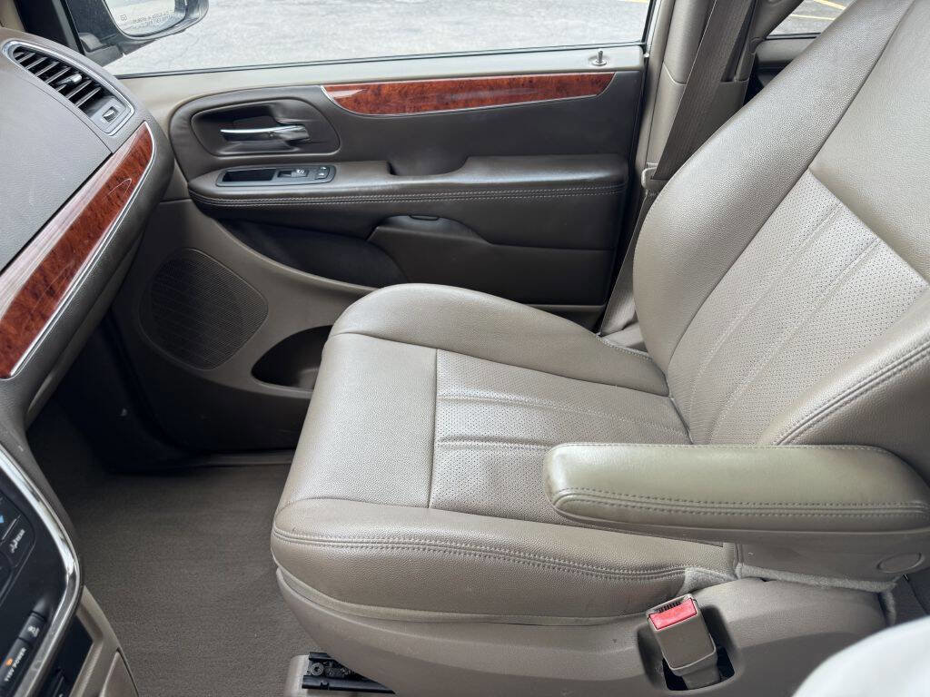 Used 2014 Chrysler Town & Country Touring-L image 16