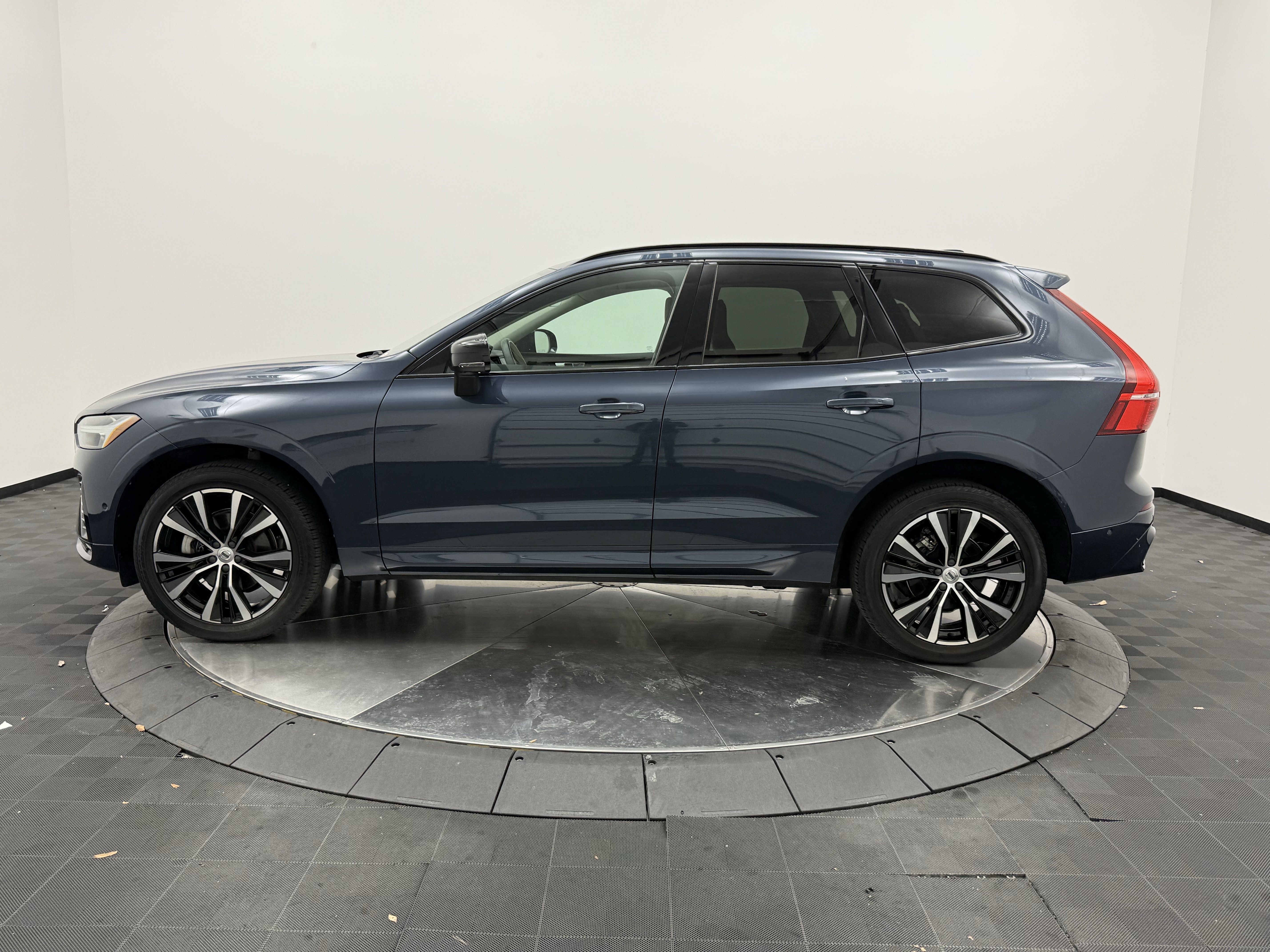 Certified 2023 Volvo XC60 B5 Plus w/ Protection Package Premier FWD image 4