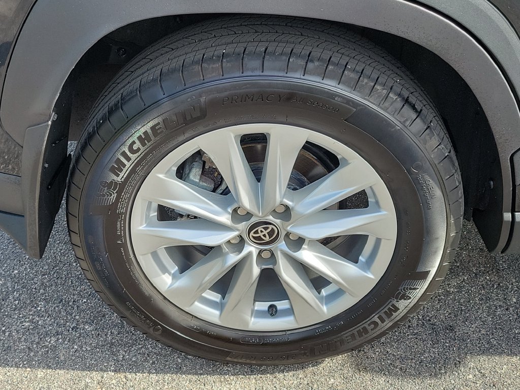 Used 2025 Toyota Corolla Cross LE w/ Moonroof Package FWD image 7