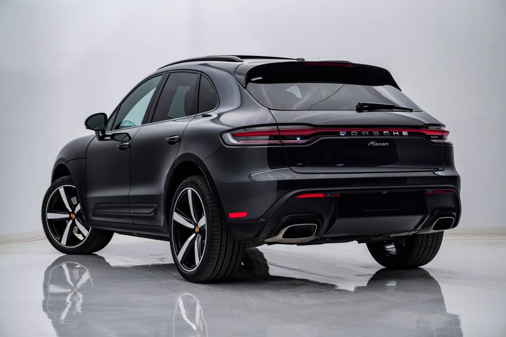Certified 2025 Porsche Macan image 3