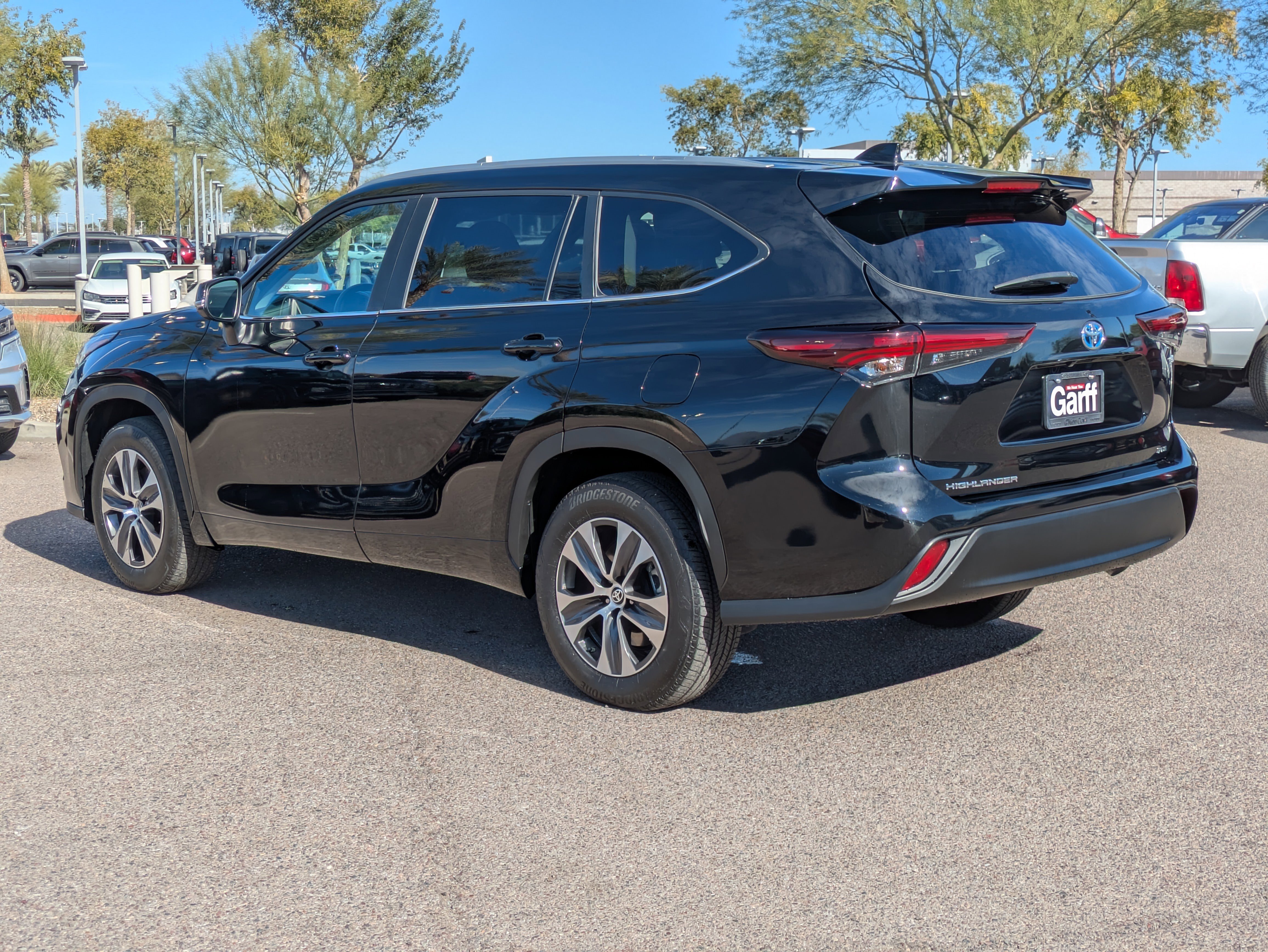 Used 2024 Toyota Highlander XLE image 5