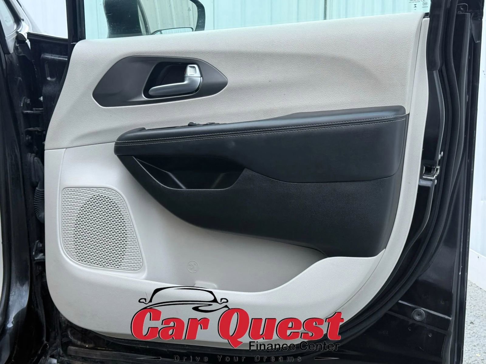Used 2023 Chrysler Pacifica Touring-L FWD image 21