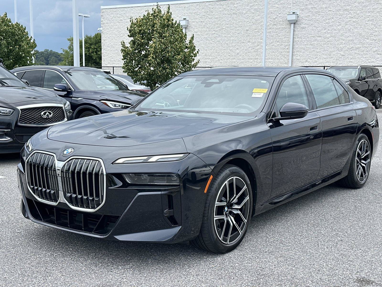 Used 2023 BMW 760i xDrive w/ Parking Assistance Package AWD/4WD image 1