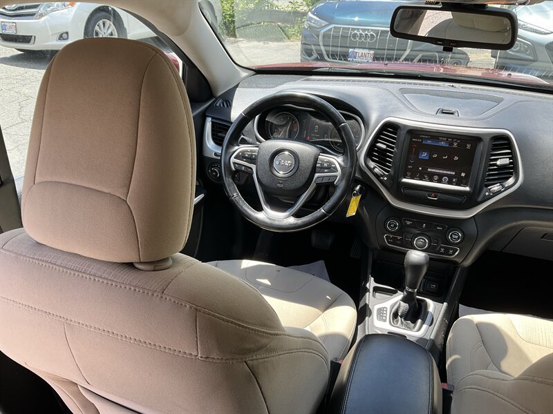 Used 2016 Jeep Cherokee Latitude FWD image 19
