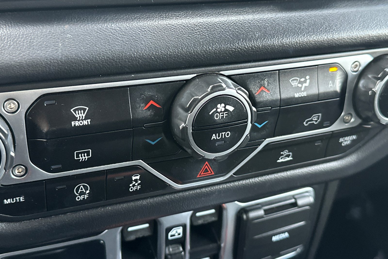 Used 2024 Jeep Wrangler Unlimited Rubicon AWD/4WD image 19
