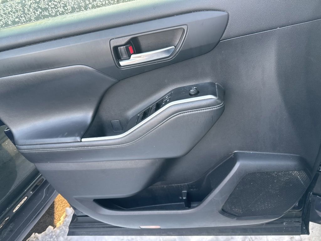 Used 2021 Toyota Highlander XLE image 9