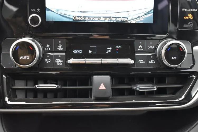 Used 2025 Toyota Highlander LE FWD image 32