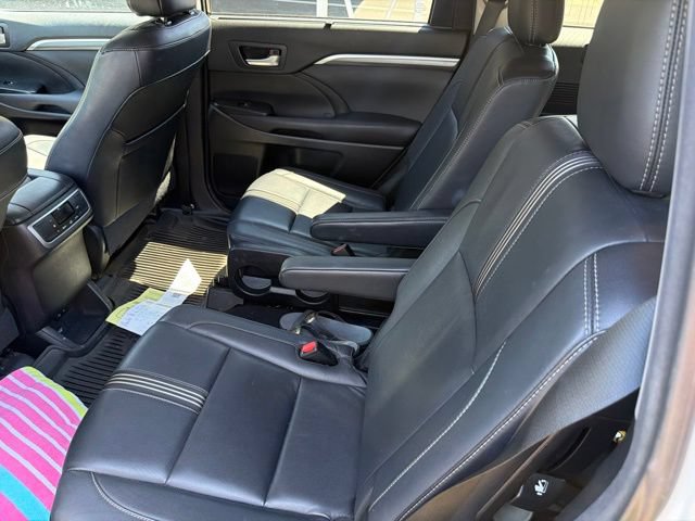Used 2017 Toyota Highlander SE AWD/4WD image 19