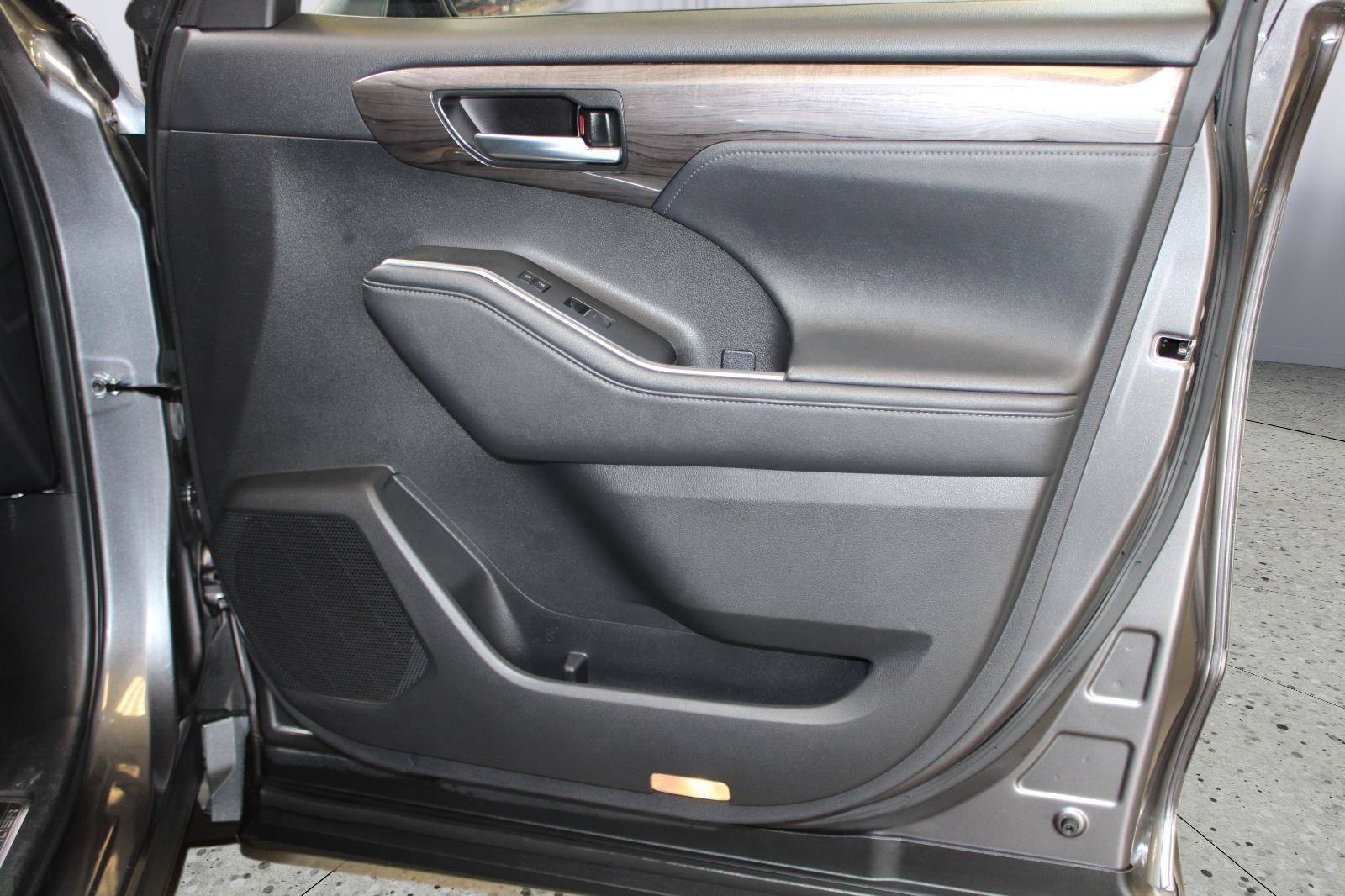 Used 2024 Toyota Highlander Platinum AWD/4WD image 42