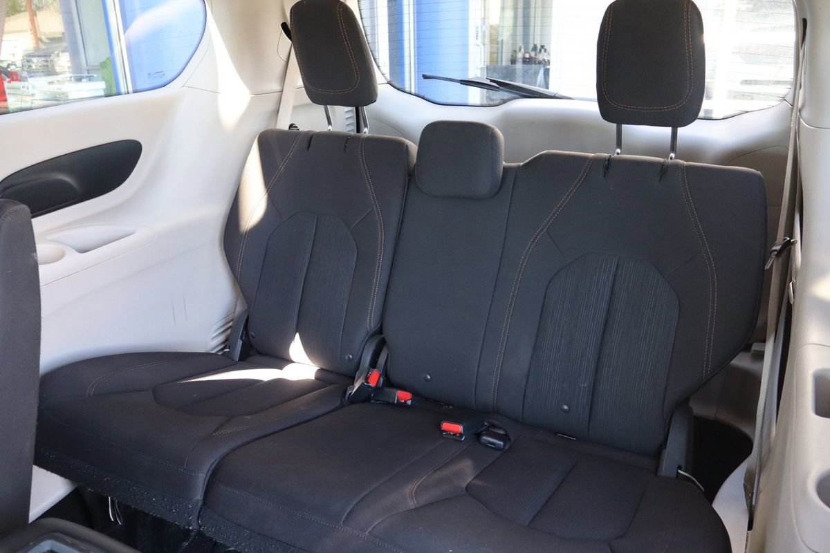 Used 2018 Chrysler Pacifica Touring Plus w/ Tire & Wheel Group FWD image 14