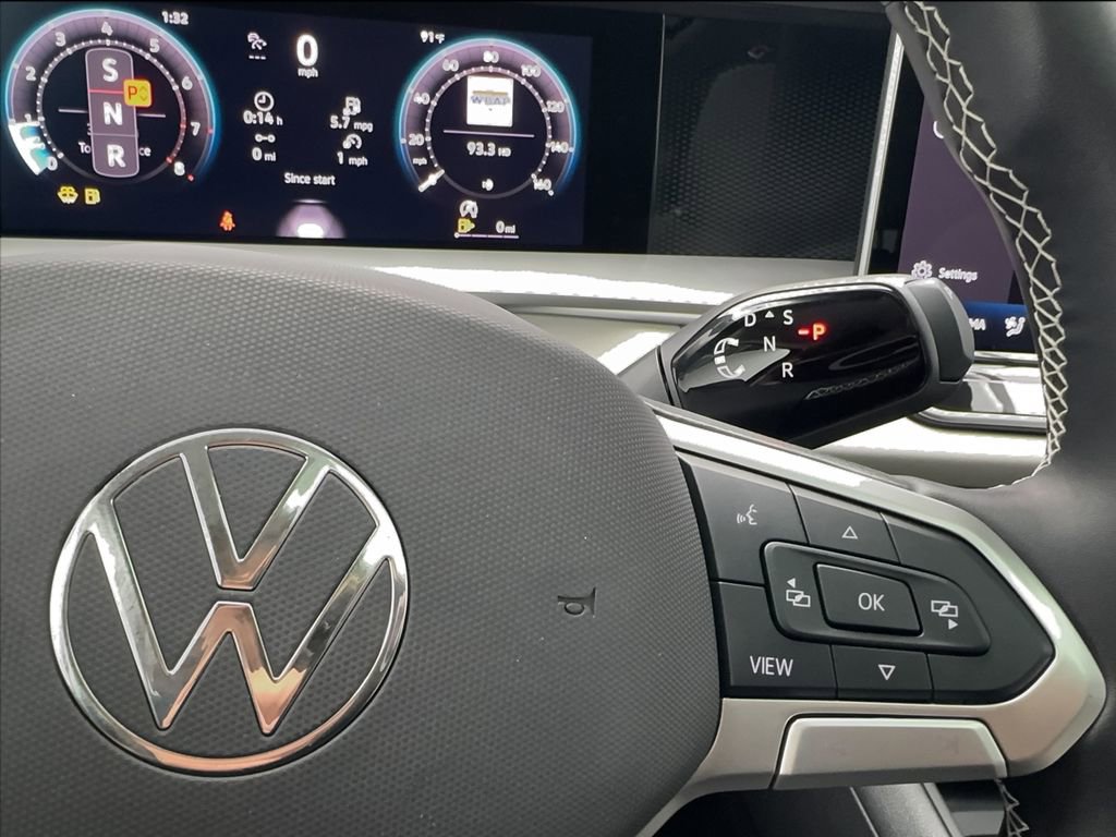 Used 2025 Volkswagen Tiguan SE w/ Panoramic Sunroof Package FWD image 39