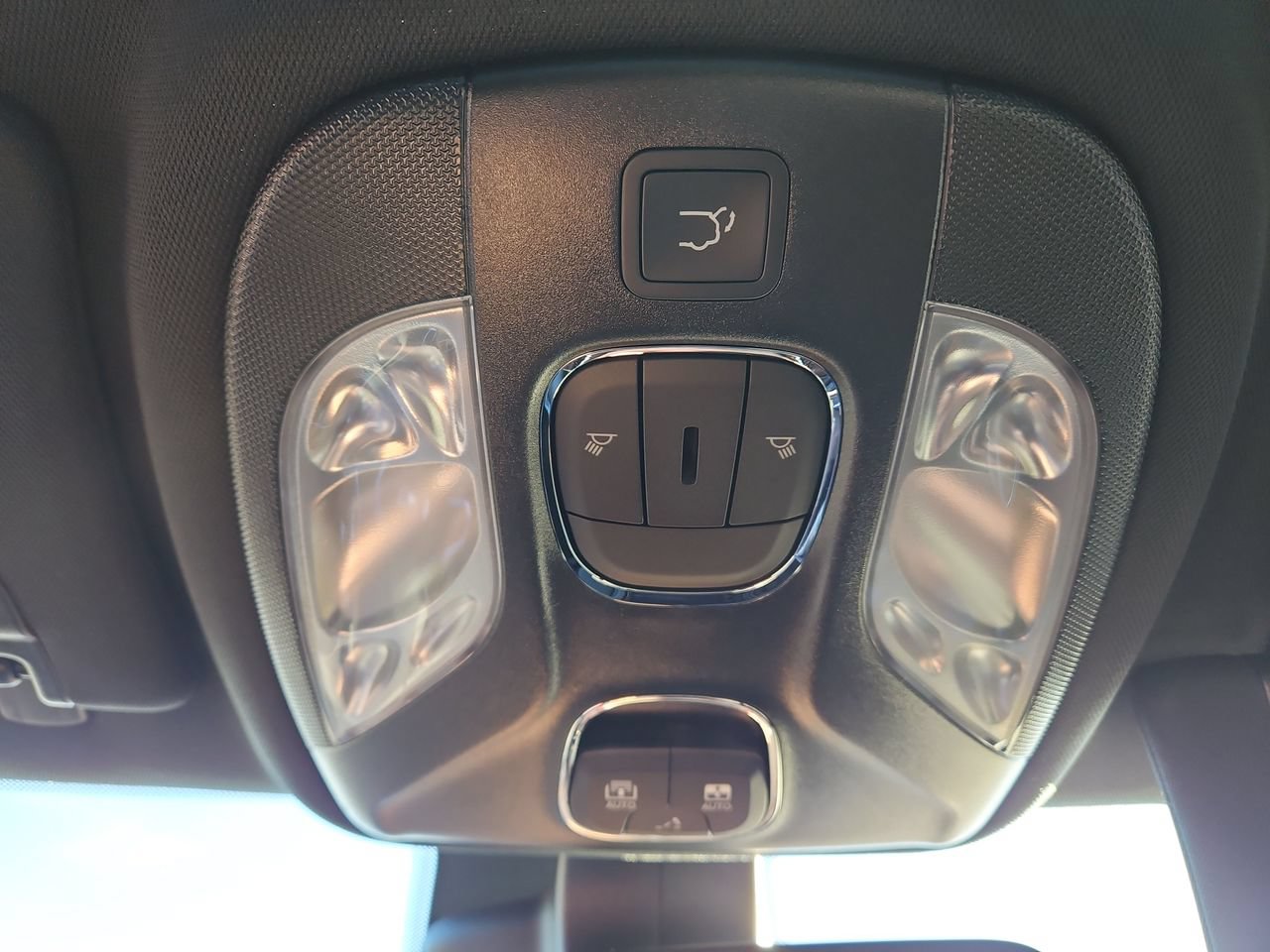 New 2026 Jeep Compass Latitude w/ Sun and Sound Group AWD/4WD image 23