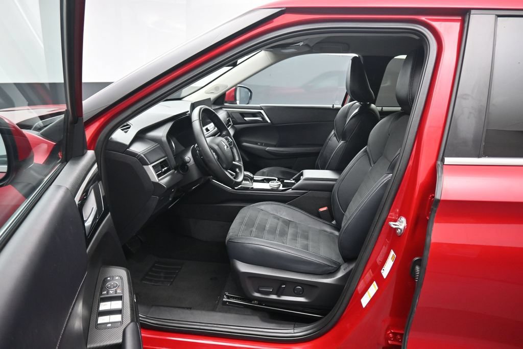 Used 2025 Mitsubishi Outlander AWD image 12