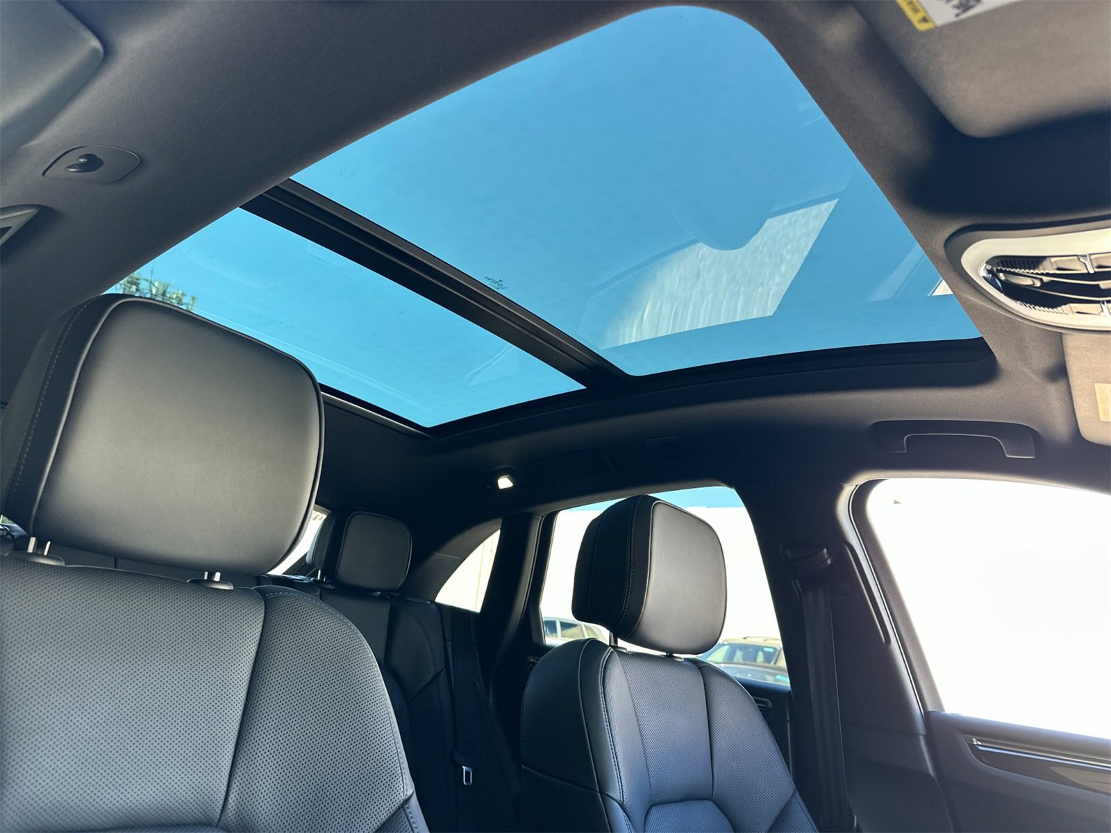 Used 2025 Porsche Macan image 18