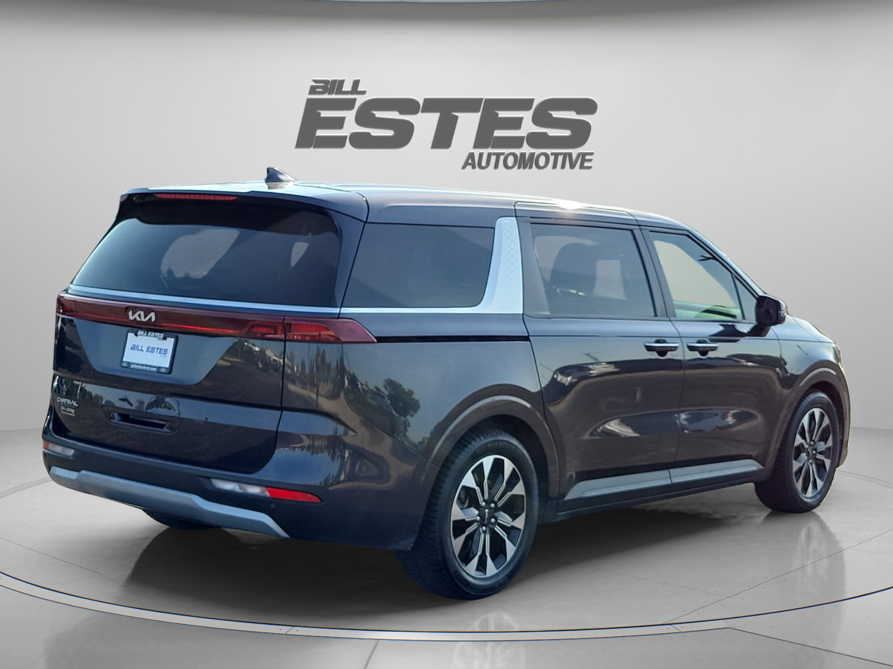Used 2023 Kia Carnival EX FWD image 4