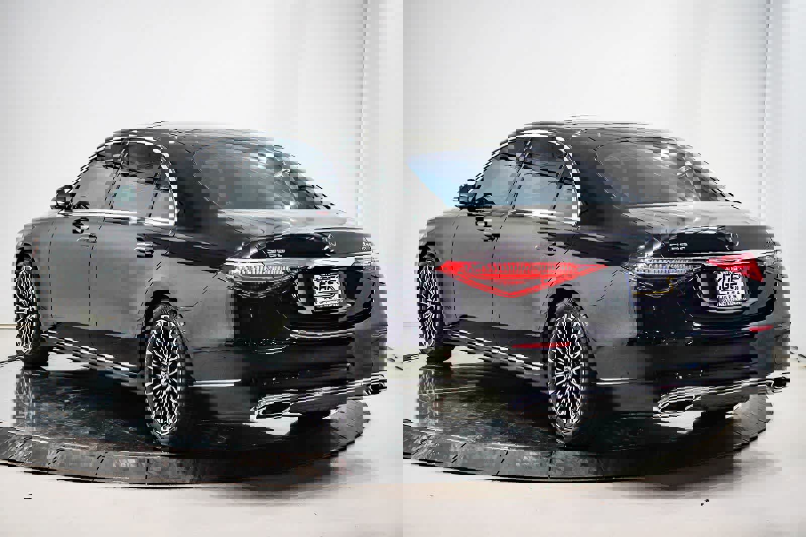 Used 2022 Mercedes-Benz S 580 4MATIC Sedan image 2