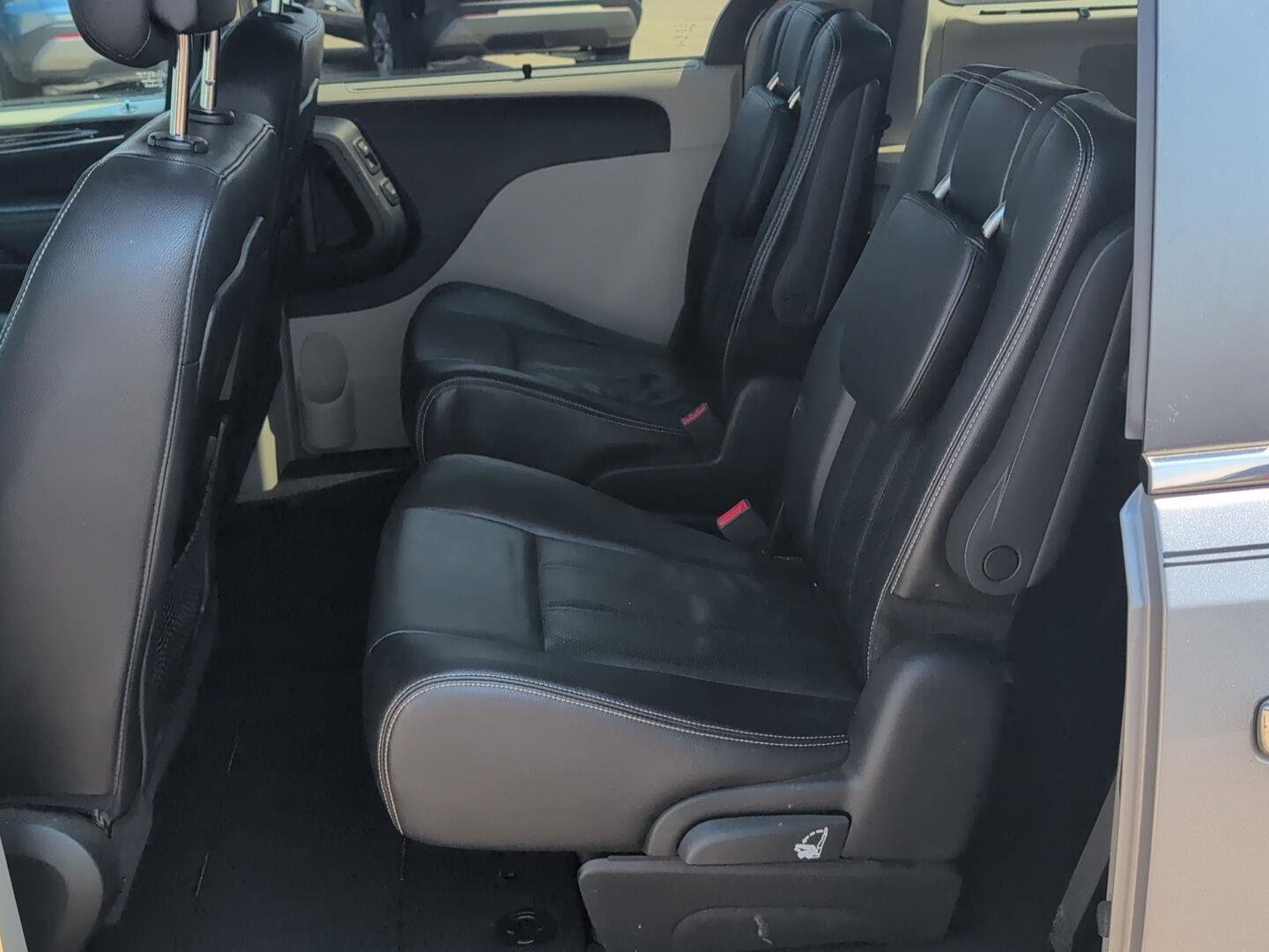 Used 2015 Chrysler Town & Country Touring-L w/ Driver Convenience Group image 13