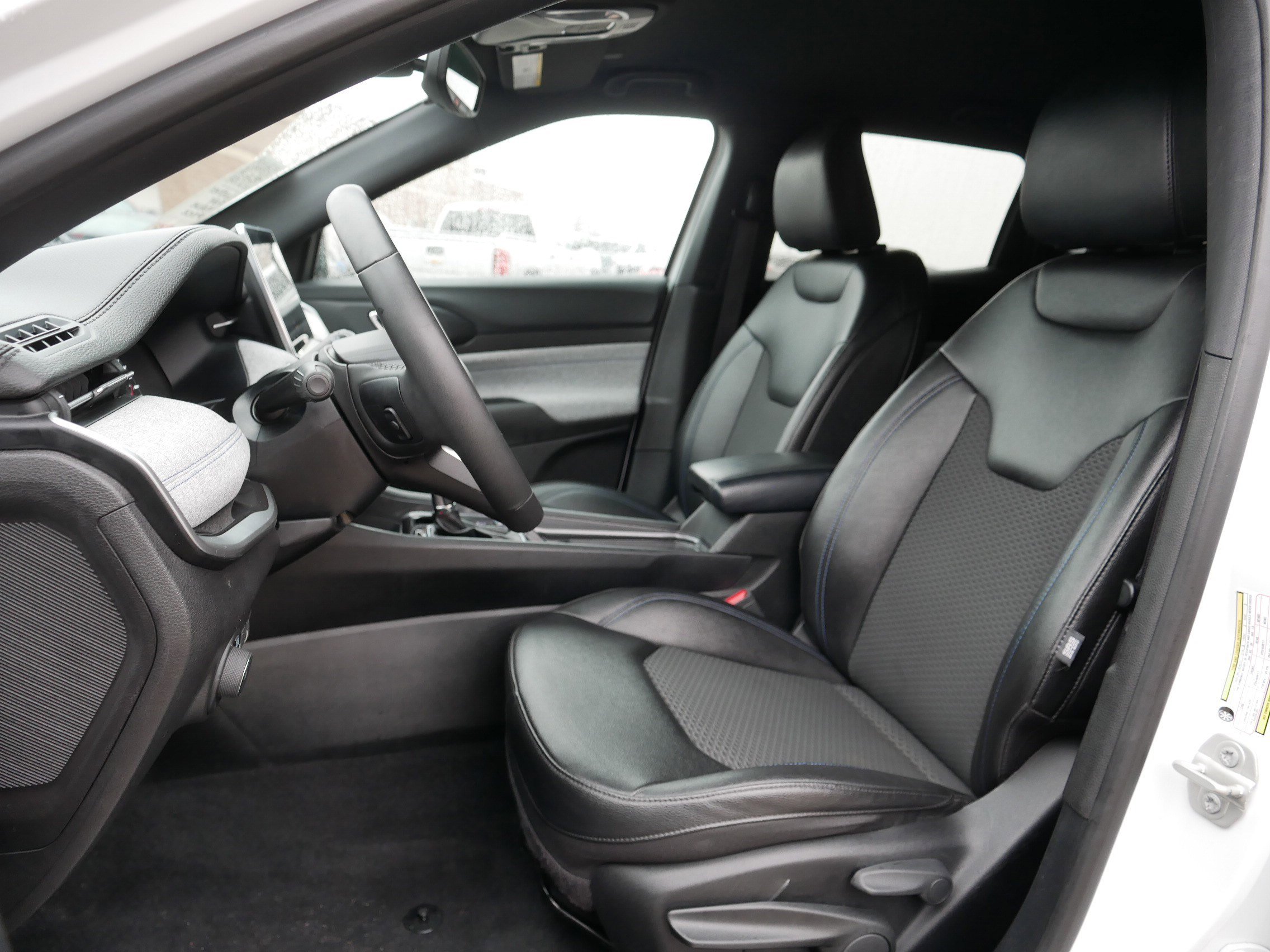 Certified 2024 Jeep Compass Latitude image 34