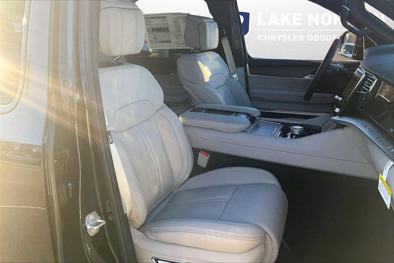 New 2026 Jeep Grand Wagoneer Summit w/ Premium Group III image 25