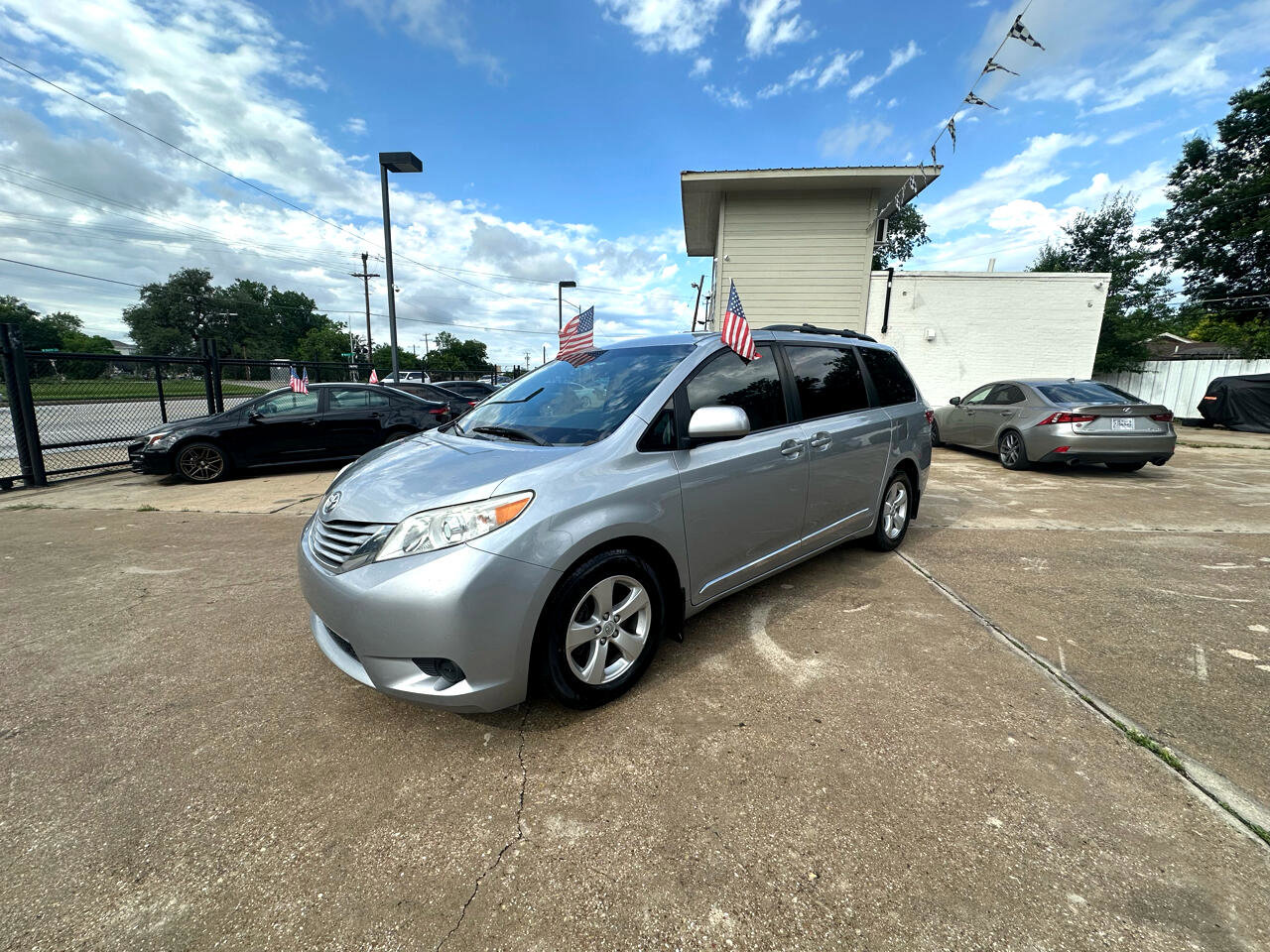 Used 2015 Toyota Sienna LE image 1