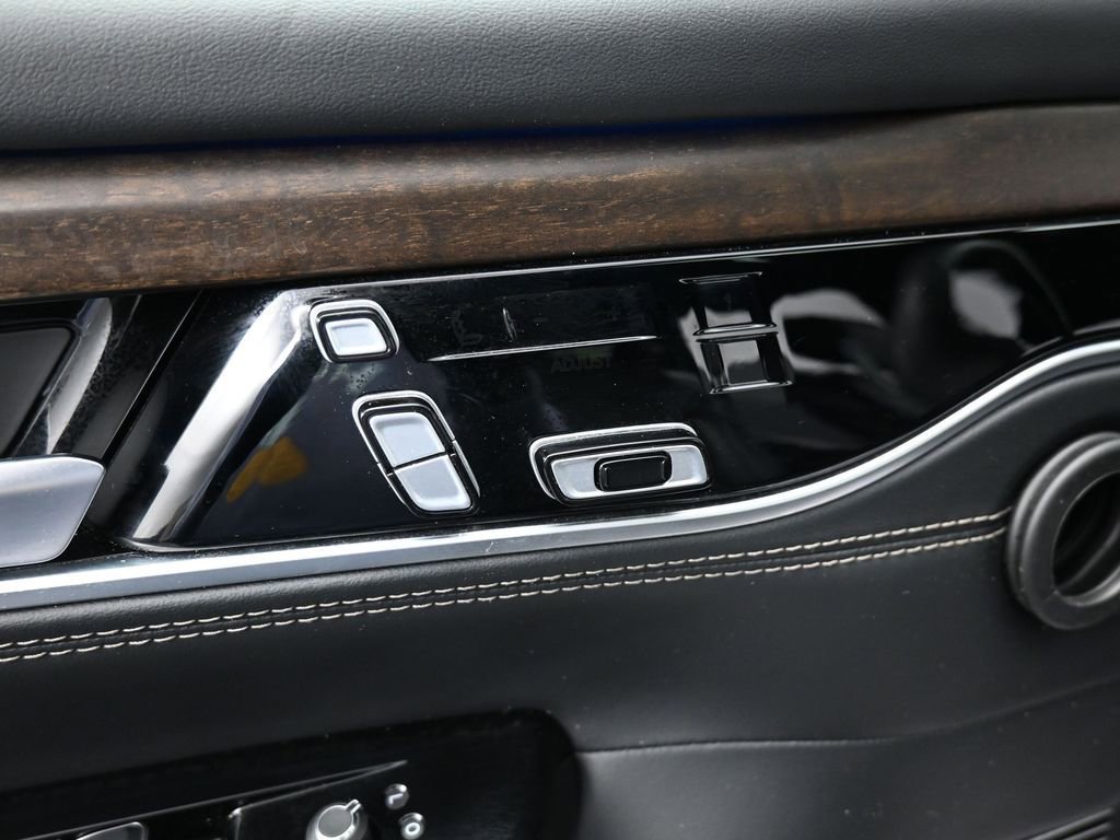 Used 2024 Jeep Grand Wagoneer L 4WD image 32