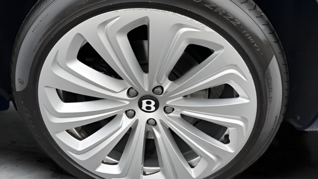 Used 2023 Bentley Bentayga AWD/4WD image 9