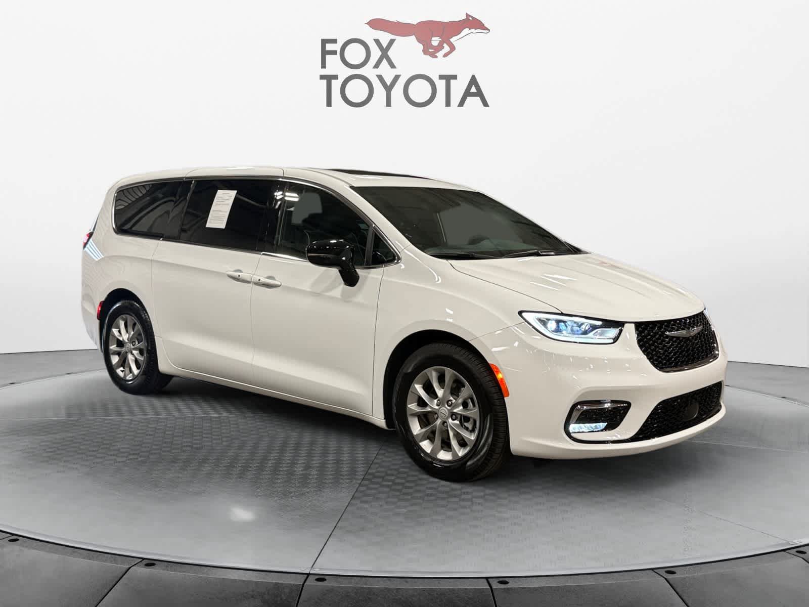 Used 2026 Chrysler Pacifica Limited FWD image 8