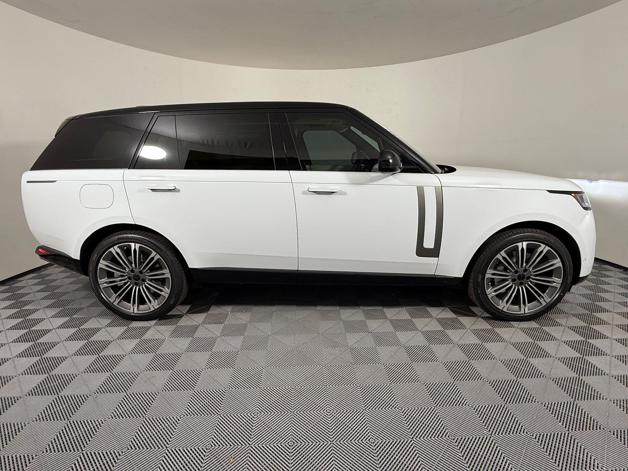 New 2026 Land Rover Range Rover Long Wheelbase SE AWD/4WD image 8