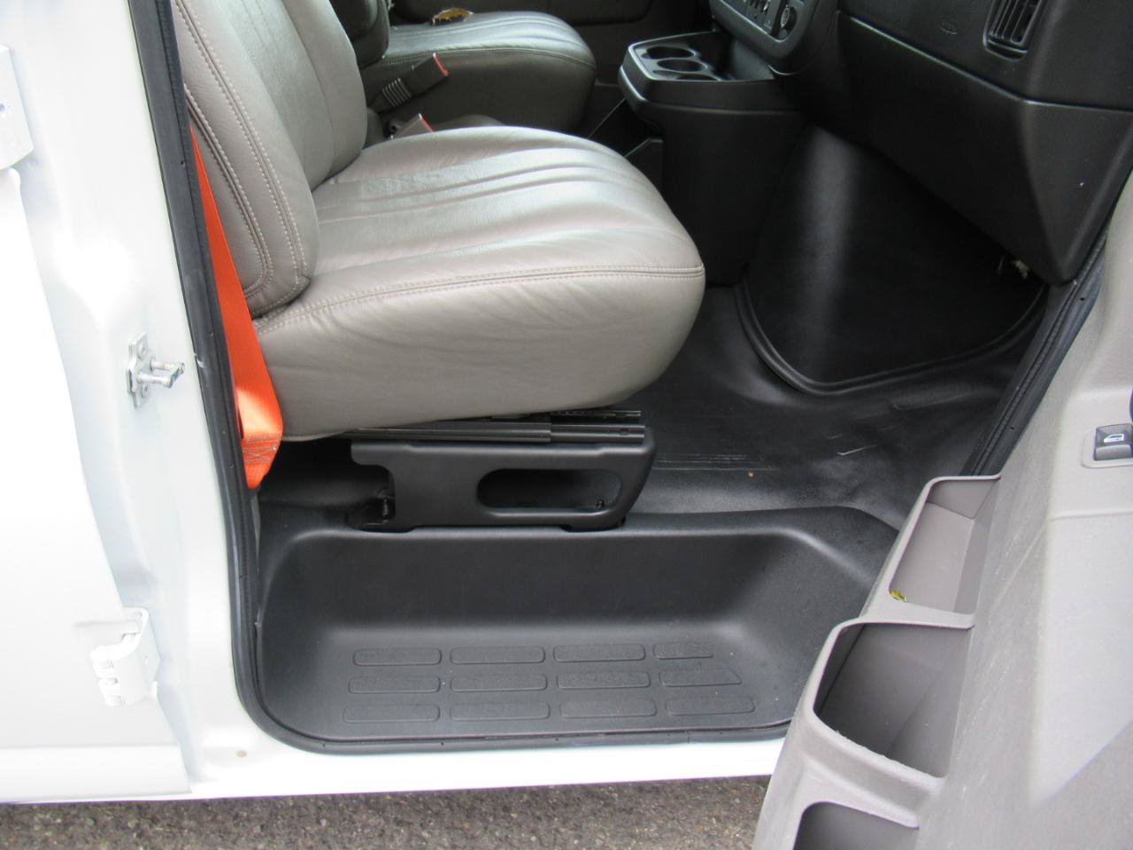 Used 2017 Chevrolet Express 2500 RWD image 12