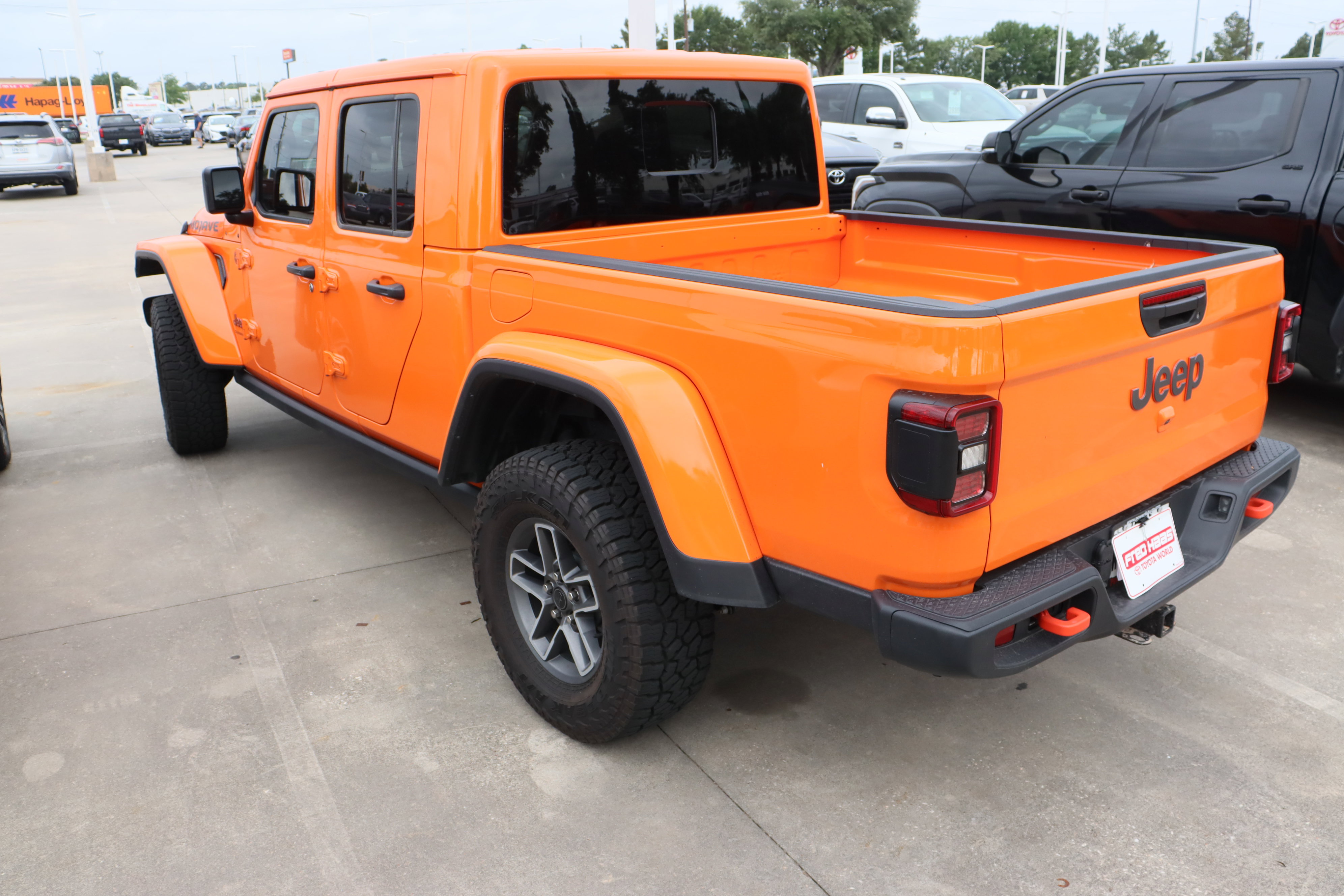 Used 2025 Jeep Gladiator Mojave w/ Convenience Group AWD/4WD image 7