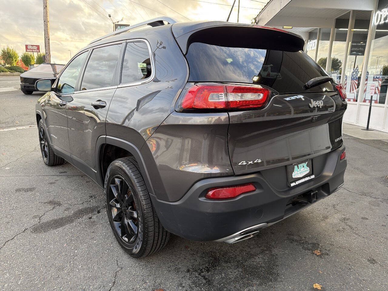 Used 2015 Jeep Cherokee Limited w/ Trailer Tow Group AWD/4WD image 4