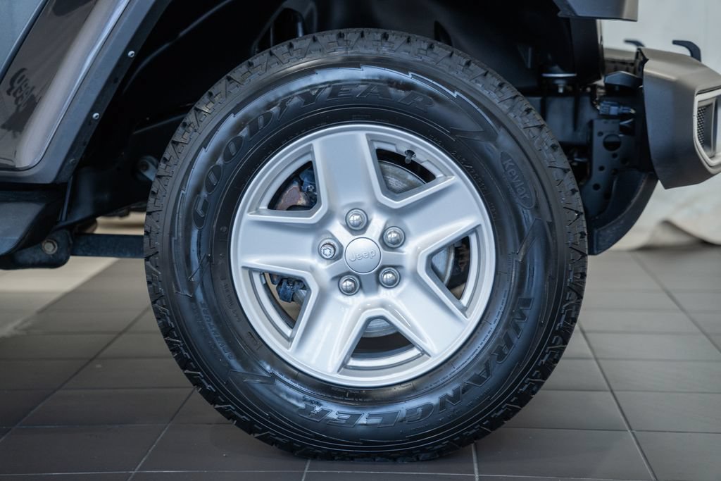 Certified 2022 Jeep Gladiator Sport AWD/4WD image 16