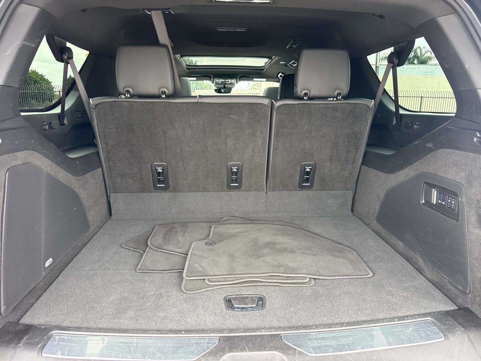Used 2025 Cadillac Escalade ESV Sport AWD/4WD image 9