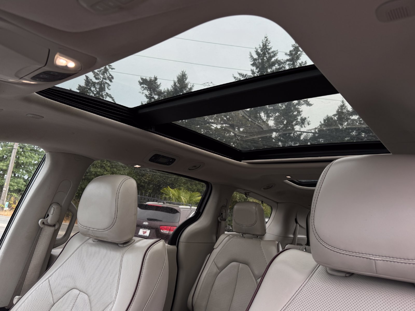 Used 2020 Chrysler Pacifica Limited FWD image 12