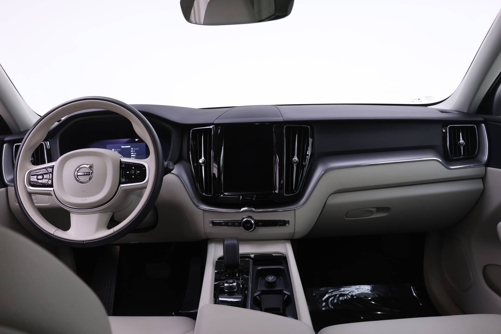 Certified 2025 Volvo XC60 B5 Core AWD/4WD image 8