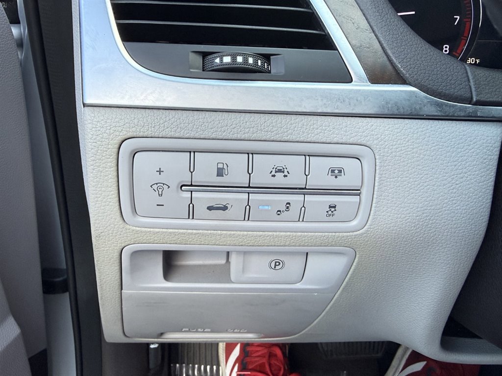 Used 2017 Genesis G80 3.8 w/ Option Group 03 image 32