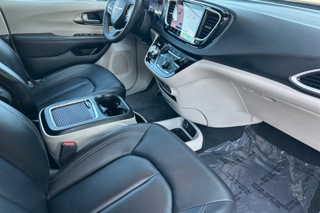 Used 2024 Chrysler Pacifica Touring-L FWD image 19