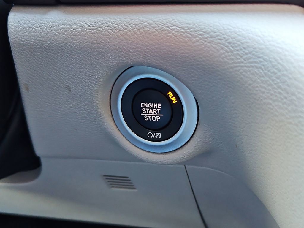 Used 2024 Chrysler Pacifica Touring-L image 16