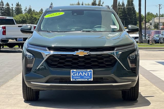 Used 2025 Chevrolet Trax LT FWD image 9