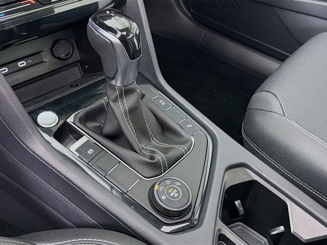 Used 2025 Volkswagen Taos SEL image 19