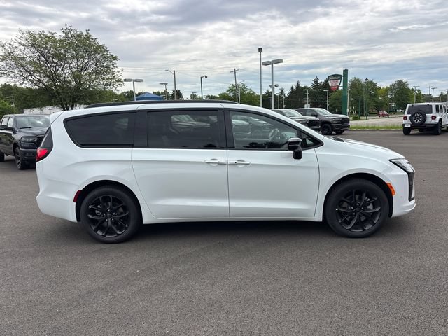 New 2027 Chrysler Pacifica Limited w/ S Appearance Package AWD/4WD image 31