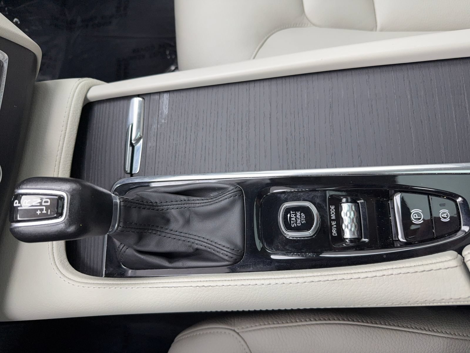 Used 2020 Volvo XC90 T5 Momentum w/ Protection Package Premier FWD image 30