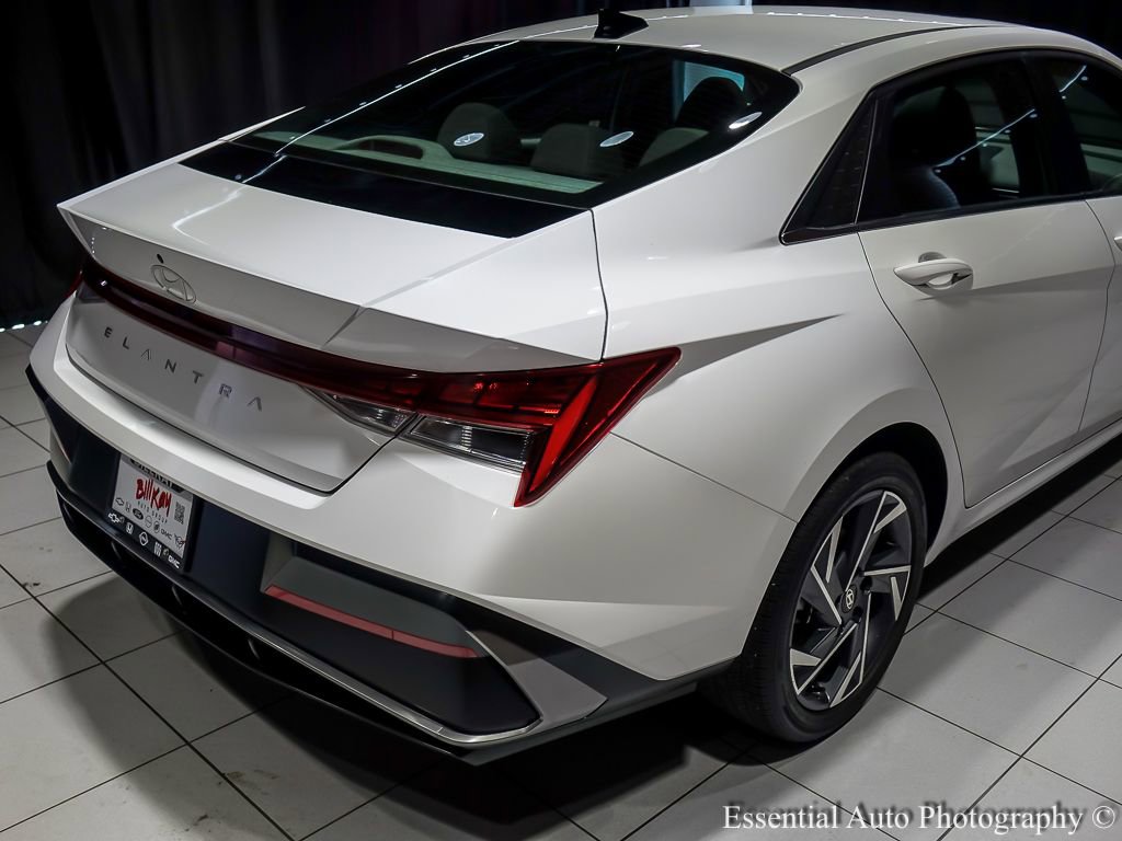 Used 2025 Hyundai Elantra SEL image 14